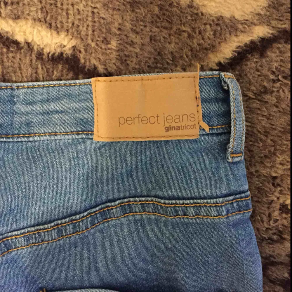 Ljusblå molly highwaist jeans från Gina tricot. Obs ”lappen” på baksidan är inte hel, se bild 3. Frakt 50 kr. Jeans & Byxor.