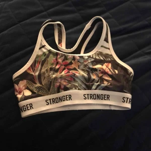  - En stronger topp med djungeltema. Använd någon gång i jätte bra skick. Köparen står för frakt 