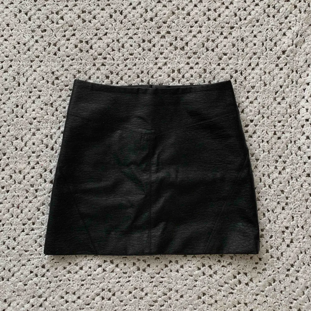 Snygg fake-läder kjol från HM. Perfekt att ha till fest 💞. Kjolar.