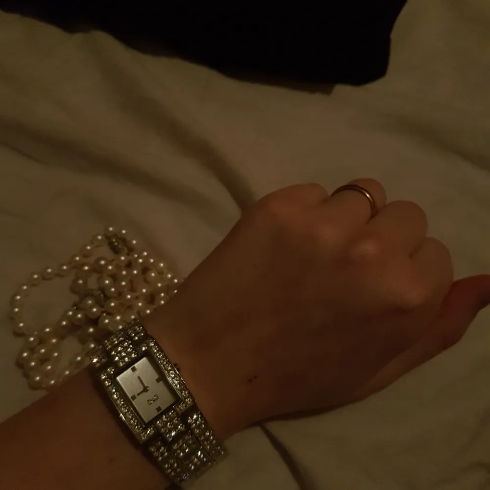 Silver/diamantklocka från Dolce Gabbana. Accessoarer.