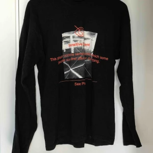  - Jättecool tröja från boohoo. Tyvärr har även denna tröja bara tagit upp massa plats i garderoben. Köpt för runt 100kr. Möts upp i Sthlm, postar även men står inte för frakten elr postnords misstag!