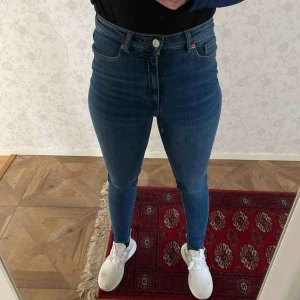  - Säljer ett Oki (hög midja) från monki. Enbart testat, men insåg att de blir för stora för mig efter att jag i all iver slitigt bort lapparna. Billigare vid snabb affär eller köp av andra jeans som jag säljer. Kan göra paketpris. 😁