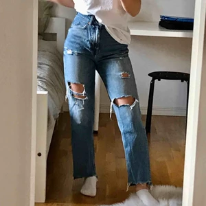  - säljer dessa håliga jeans för 100kr🥰 köparen står för frakten.