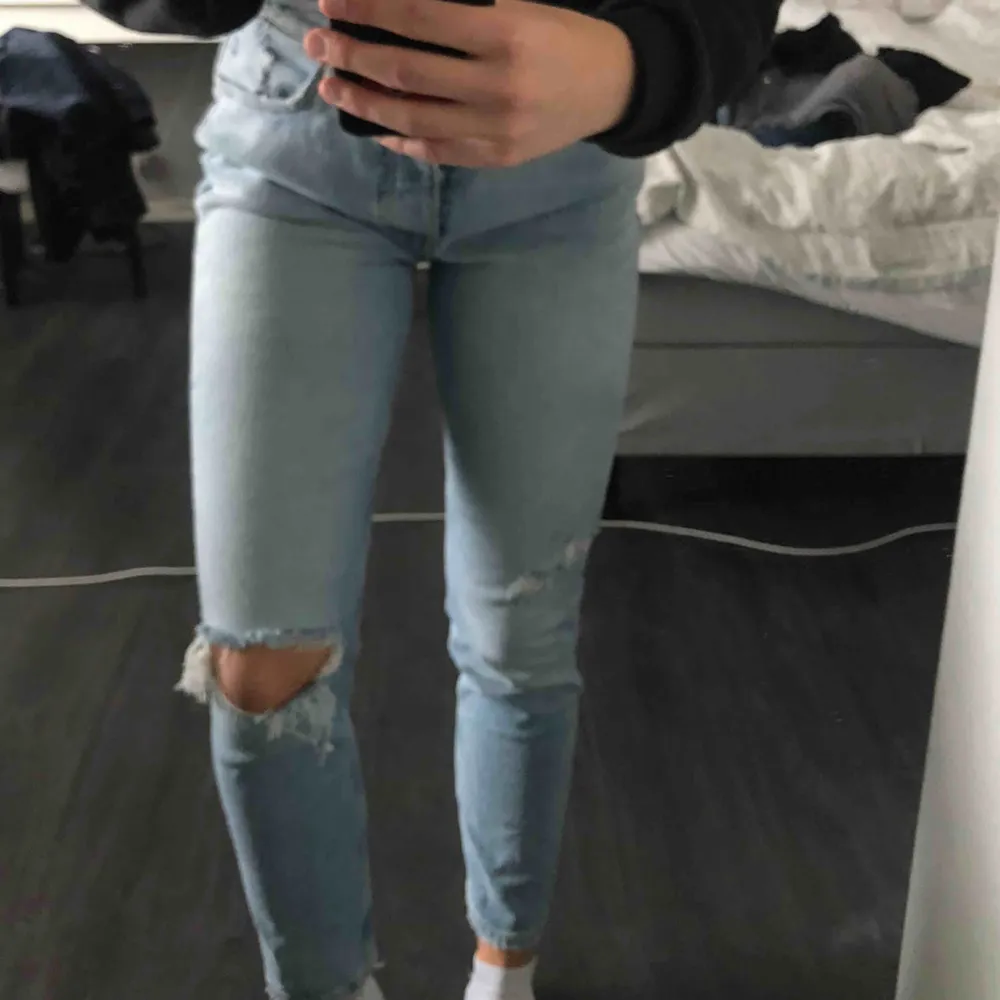 populära ljusblå momjeans med hål från ginatricot som är slutsålda. endast använda en gång. passar mig som är 170💗. Jeans & Byxor.