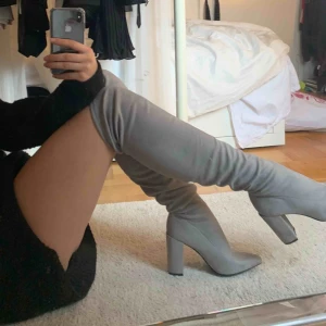  - Grå overknees från missguided, aldrig använda. Storlek 39. Köpta för 400 kr (finns ej kvar på hemsidan)