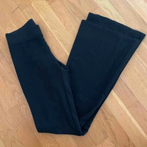  - Strechiga, mjuka byxor med bekväm resår i midjan. Utsvängda i benen. Från Gina tricot. 