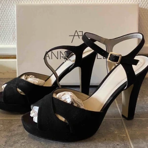  - Klackar från Anna Field som endast är använda en avslutning! Så mycket bra skick, ganska hög klack!