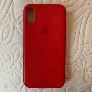En röd silikonskal till iPhone X. Använd så lite repor finns, se bilder.