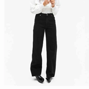  - Säljer dessa fina jeans från monki i modellen Yoko, storlek 26 men passar mig som vanligtvis har 24. Sparsamt använda. 250kr + frakt💘💘 (slutsålda på hemsidan i denna storlek) 