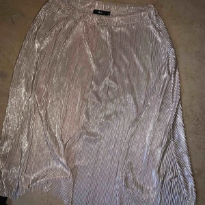  - Guldig kjol  Super festlig och fin  Använd 1 gång  Köpare står för frakt