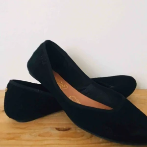  - Ballerinaskor från Svea. Svart sametsliknande material. Sparsamt använda :)