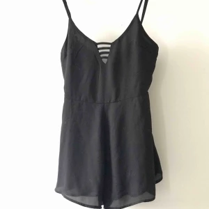  - Superfin playsuit, tyvärr för liten för mig. Fortfarande i bra skick.
