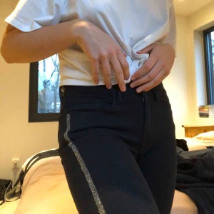  - Mörkblåa jeans med glitter från Zara, storlek 34. Fint skick och sitter snyggt på. 