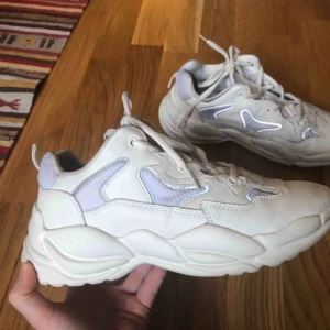  - Skor köpta ifrån Bershka. Använda typ tre gånger. Säljer pga av lite för stora. Skulle säga att dem funkar för 37-38,5 .  Skickar mot frakt! 