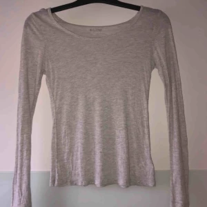  - Storlek: xs  Pris: 20kr+ frakt  Säljer på grund av att den har blivit för liten   