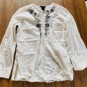  - EN FIN VIT SKJORTA! Köpt från THE LIMITED. Storlek: S. Knappt använd, i väldigt gott skick! 😊 Går att mötas upp i Stockholm eller frakta (köparen betalar för frakt) Betalning via Swish ✅ 