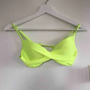  - Neon bikinitopp men pushup från Nelly. Säljer pga för liten
