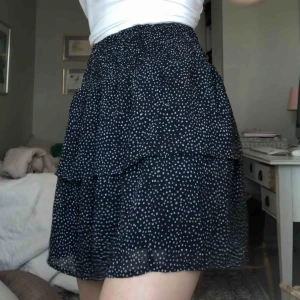  - fin mönstrad minikjol i polyester från Cubus. Stl xs med bra resår i midjan som passar alla former! 