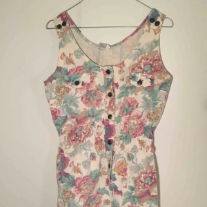 - Blommig byxdress i jeanstyg 100% bomull  Köpt på Beyond retro  Kan mötas upp i Nacka, centrala Stockholm eller Lund 