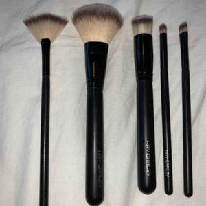 Fri frakt! Sminkborstar, allt på bilden ingår Desinfekterade!   1. Hay Garley - Highlighter brush 2. Hay Garley - Powder brush 3. Hay Garley - Foundation brush 4. Hay Garley - Shadow brush 5. Hay Garley - Flat shadow brush