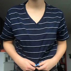  - Randig t-shirt från Bläck. Ganska liten i storleken. Näst intill oanvänd! 