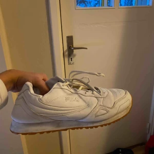 fila - vita fila skor, storlek 44,5, lite sönder vis snören men knappt märkbart och inte något som stör alls, väldigt bekväma och bra för både sommar och vinter.