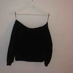 Svart off shoulder tröja