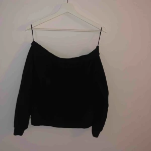  - Svart off shoulder tröja