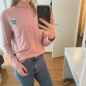  - Rosa Santa Cruz tröja med tryck på ryggen. 