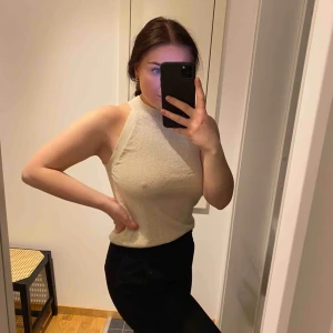  - Halterneck topp, använd 1 gång. Jag har M/40 på överdelar. Frakt ingår i priset 