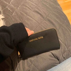  - Michael kors plånbok! Kan gå med på ett paket pris med väskan för 2200kr! Nypris 1000kr säljer för 450kr 