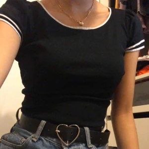  - svart ralph lauren t-shirt i strl xxs ( men sitter som xs/s )  använd 1 gång, köpt i USA. Frakt på 44kr tillkommer 😊