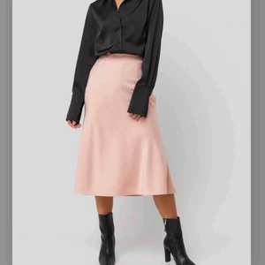  - Supersöt rosa satinkjol från nakd, sååå fin nu till våren/sommaren!!🥰säljer då den tyvärr är för stor för mig, kan mötas upp i sthlm eller frakt + 30kr (nypris 349kr)