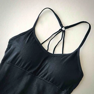  - Linne med inbyggd bh, vadderade kupor, o bomullstrikå. I nyskick! Stlr S