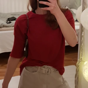 T-shirt/topp - Topp från Gina Tricot i ganska tunt tyg. Kan både användas till vardags men även till finare tillfällen med en accessoar eller 2 :)