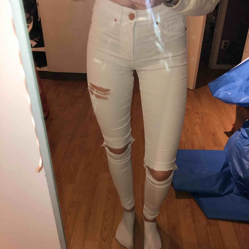 Slitna vita jeans med hål på knänen och ett längre upp. Högmidjade och är 1,66 lång. Jeans & Byxor.