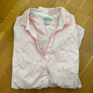  - Ljusrosa skjorta i mycket fint skick! Är en slim fit modell och stretchig i materialet. Använd ett fåtal ggr. Något skrynklig då den legat nedpackad ett tag.   Köparen står för ev frakt 