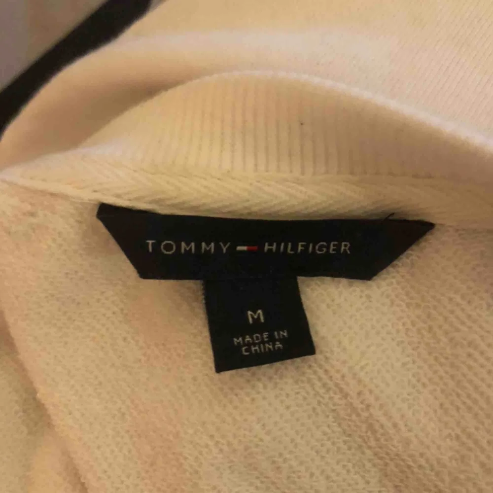 Tommy Hilfiger tröja, jätteskön och mysig! Aldrig använd. Säljer pga garderobsrensning, pris kan diskuteras! Skriv om du vill ha fler bilder eller undrar något🥰. Tröjor & Koftor.