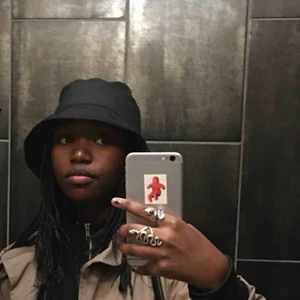  - Svart fiskehatt i ett regntåligt material🥰💘så snygg men kommer inte till användning längre!