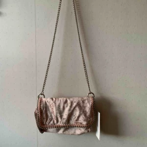  - Fin rosa velour väska att ha till både fest eller till vardags för att liva upp den tråkiga men ack så sköna basic outfiten!  