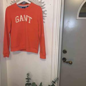 En nästan oanvänd GANT tröja i färgen skrikrosa/ rosa-orange. Tröjan är i fint skick i storlek S. Kontakta mig för intresse eller för eventuellt mer info om tröjan!! 😄
