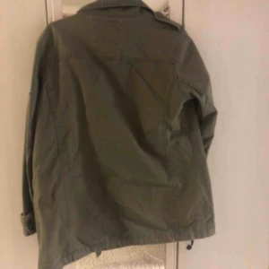  - Militärgrön snygg vårjacka! Storlek M, nypris 399kr köparen står för frakten
