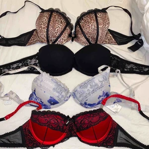  - Den svarta är utan axelband och den röda har tappat några pärlor 