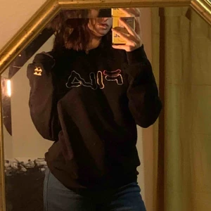  - Jättemysig sweatshirt från Fila!  Använd fåtal gånger!  350kr frakt ingår i priset <3 !  Storlek M