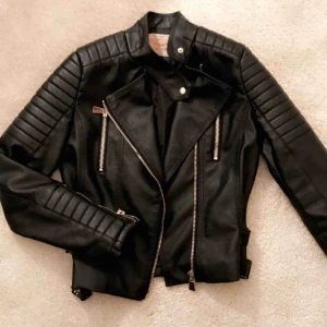  - Jättefin Skinnjacka från Chiquelle i helt ny skick !!! kände att den inte passade mig men den passar dig säkert jättebra ;) Är i storlek 38 men passar även 36 ( S)