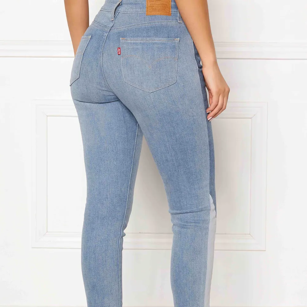 Ljusa höga levis jeans säljes, helt nya med prislapp i. Storlek 26/30. . Jeans & Byxor.