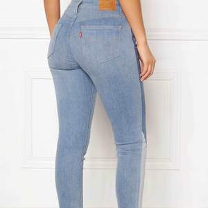 Ljusa höga levis jeans säljes, helt nya med prislapp i. Storlek 26/30. 