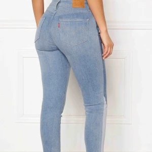  - Ljusa höga levis jeans säljes, helt nya med prislapp i. Storlek 26/30. 