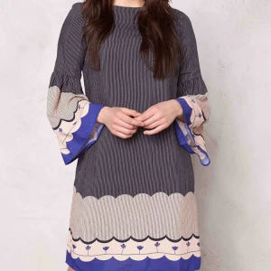  - Klänning från Rodebjer. Fint skick förutom en liten reva på magen som knappt syns när man har den på sig. Lite lätt noppig men är inte heller något som märks direkt. Strl M.   Finns att hämta i stockholm annars tillkommer frakt