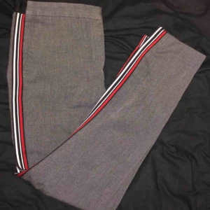  - Resår i midjan vilket gör att dom sitter väldigt bra och fint. Bra passform i benen. Väldigt bra kvalité. Säljer då dom tyvärr inte kommer till användning.